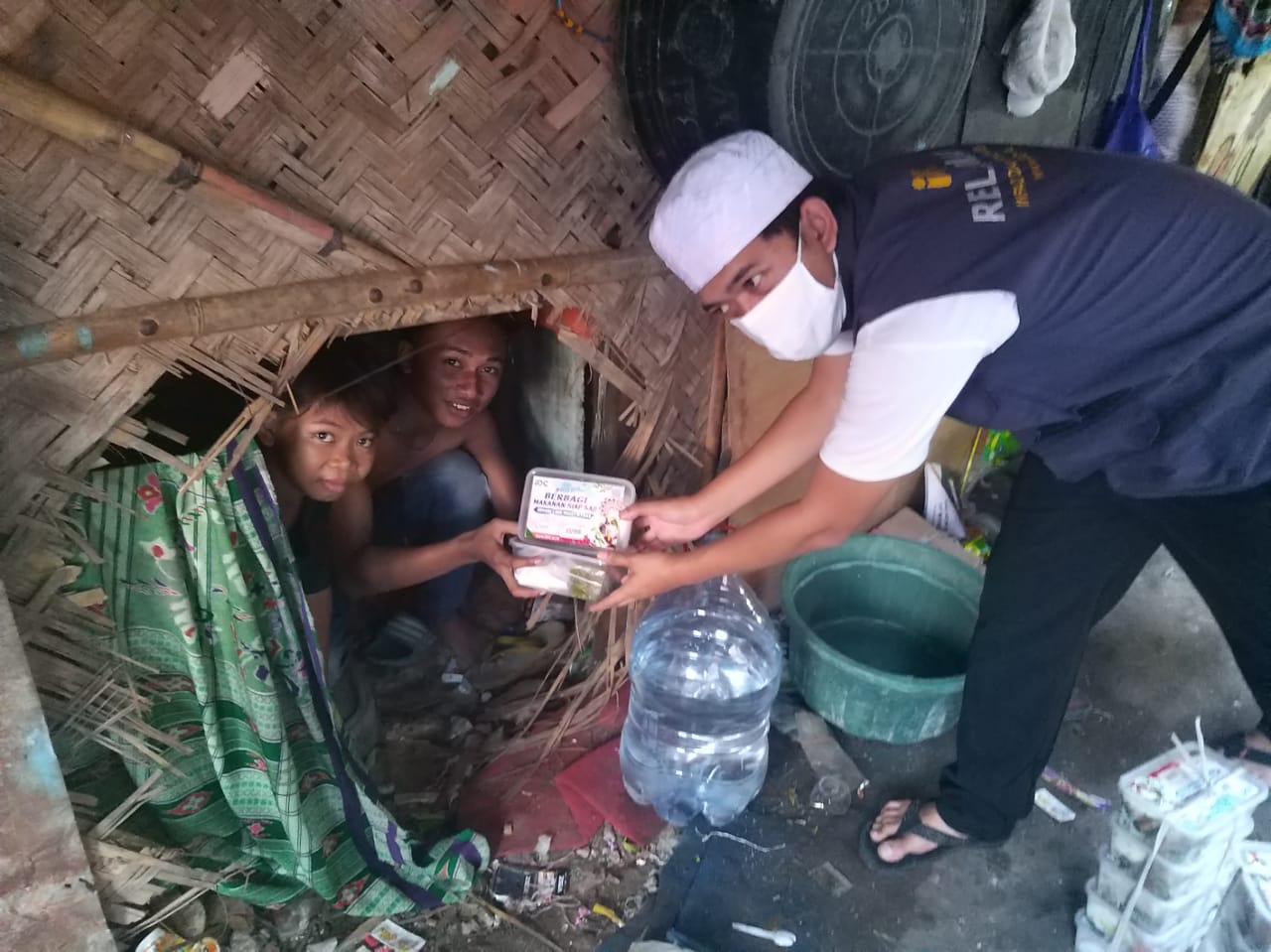 Dapur Ramadhan IDC Bagikan 1000 Paket Makanan Siap Saji